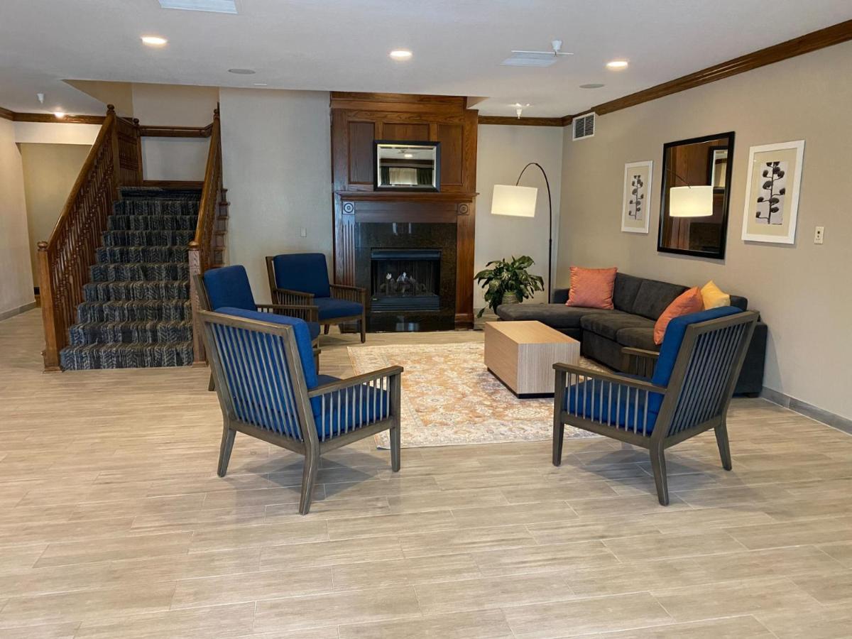 Country & By Radisson, North, Il Hotel 3*